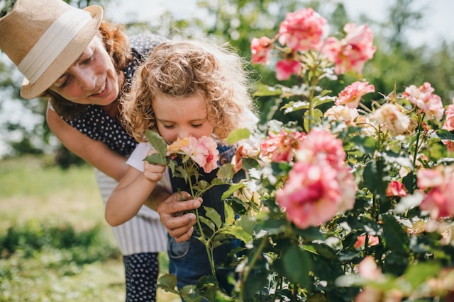 getty-images-EzuciRlbR3c-unsplash family in a garden